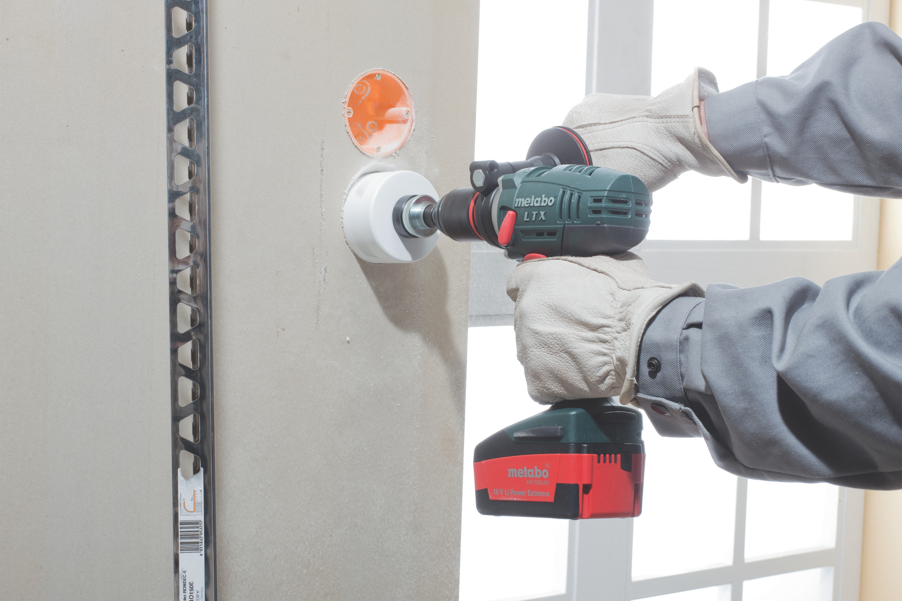 Увеличенная фотография Аккумуляторная ударная дрель шуруповерт Metabo SB 18 LTX Impuls (2*4,0Ач 110Нм) 602192500